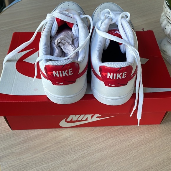 Men’s Nike tennis shoes 10.5 - Picture 3 of 5